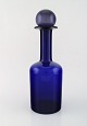 Otto Brauer for Holmegaard. Stor vase/flaske i blåt kunstglas med lilla kugle. 
1960