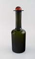 Otto Brauer for Holmegaard. Stor vase/flaske i grønt kunstglas med rød kugle. 
1960