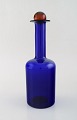 Otto Brauer for Holmegaard. Stor vase/flaske i blåt kunstglas med rød kugle. 
1960