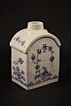 Antique Blue 
Fluted tea 
bottle in 
porcelain.