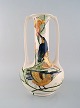 Amphora, Holland. Stor art nouveau vase med hanke i håndmalet fajance med 
fuglemotiver. Tidligt 1900-tallet.  
