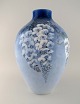 Jenny meyer for Royal Copenhagen. Stor unika art nouveau porcelænsvase med 
håndmalede blomster. Dateret 1924.
