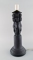 Hjorth, Bornholm. Stor lampe udført i sort terracotta dekoreret med drengebørn 
og drueklaser. 1880/90