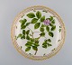 Stor Royal Copenhagen Flora Danica skål af porcelæn, dekoreret i farver og guld 
med blomster. Modelnummer 20/3505. 
