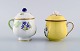 To antikke cremekopper i håndmalet porcelæn. Tidligt 1900-tallet.
