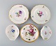 Tre Meissen skåle og to tallerkener i håndmalet porcelæn med  blomstermotiver. 
1900-tallet.

