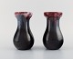 Michael Andersen, Bornholm. To vaser i glaseret keramik. Smuk glasur i røde og 
mørke nuancer. 1950