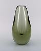 Gunnel Nyman (1909-1948) for Nuutajärvi Notsjö. Vase in mouth-blown art glass 
with inlaid air bubbles. 1940s.
