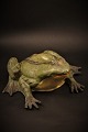 Gammel fransk bemalet pap-maché frø fra sidst i 1800 tallet med en fin gammel 
patina. H:11cm. L:21cm. B:23cm.