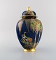 Carlton Ware, England. Large lidded jar in hand-painted porcelain with birds and 
trees. Gold decoration. 1950