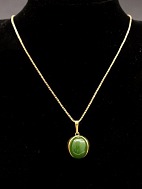 8 karat guld halskde 46 cm. og vedhng 1,9 x 1,8 cm. med jade