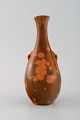 Svend Hammershøi for Kähler, HAK. Vase i glaseret stentøj. Smuk orange 
uranglasur. 1930/40