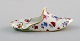 Antik Meissen slipper i håndmalet porcelæn med blomstermotiver og guldkant. 
1800-tallet.  
