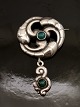 Skønvirke/art nouveau broche 7,5 x 4,5 cm. med grønne agater