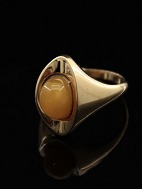 14 karat guld ring strrelse 57 med cabochon sleben rav