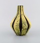 Europæisk studio keramiker. Unika retro vase i glaseret keramik. Sort / gul 
stribet design. 1960