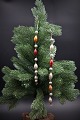 Gammelt julepynt til juletræet , små farvet glaskugler på snor.
L: 30cm. & 22cm.