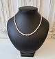 Cultured pearl necklace with clasp in 14 kt gold adorned with pearl in agate.