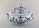 Large antique Meissen "Blue Onion" lidded tureen in hand-painted porcelain. 
Early 20th century.
