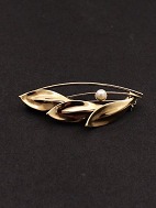 8 karat guld broche 4,5 cm. med gte perle