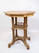 Antique side table of light wood and in great condition from the 1920s. 
5000m2 showroom.