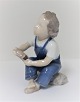 Bing & Grøndahl. Porcelænsfigur. Dreng. Model 2275. Højde 13 cm. (1 sortering)