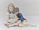 Königliches Kopenhagen. Porzellanfigur. Junge und Mädchen lesen. Modell 4670. 
Höhe 13,5 cm. (1 Wahl)