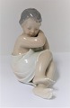Royal Copenhagen. Porcelænsfigur. Pige. Model 3009. Højde14,5 cm. ( 1 sortering 
)