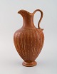 Gunnar Nylund for Rörstrand. Stor vase med hank i glaseret stentøj. Smuk glasur 
i lyse brune nuancer. 1960