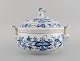 Antique round Meissen "Blue Onion" lidded tureen in hand-painted porcelain. 
Early 20th century.
