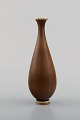 Berndt Friberg (1899-1981) for Gustavsberg Studiohand. Vase i glaseret stentøj. 
Smuk glasur i brune nuancer. Dateret 1961.
