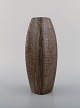 Ingrid Atterberg for Upsala-Ekeby vase i glaseret stentøj. Smuk glasur i brune 
nuancer med rillet design. Midt 1900-tallet.
