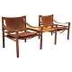 Arne Norell: Sciroccoa Safaristühle aus Palisander mit Tisch.
Beide Stühle mit originalen Aufklebern. Design, Schweden, im 1964. Guter 
Zustand, patiniert