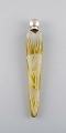 Thomas Webb & Sons, England. Antik art nouveau parfume flakon, mundblæst 
kunstglas med hvidt overfangsglas. Dekoration i form af palmeblade og 
sommerfugl. Ca. 1900.
