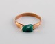 Dansk guldsmed. Modernistisk ring i 14 karat guld med grøn jade. Midt 
1900-tallet.
