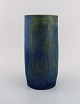 Yngve Blixt (1920-1981) for Höganäs. Unika vase i glaseret stentøj. Smuk glasur 
i blå og grønne nuancer. Dateret 1959.
