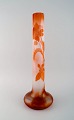 L'Art præsenterer: Kolossal antik Emile Gallé vase i matteret kunstglas med orange overfang udskåret i form af ...