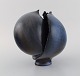 Francis Milici (f. 1952) for Atelier Madoura. Organisk formet unika vase i 
glaseret keramik. Smuk glasur i dybe blå nuancer. Dateret 1986.
