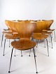 Sæt af 12 Syver stole, model 3107, i teak designet af Arne Jacobsen og 
fremstillet af Fritz Hansen i 1996. 
5000m2 udstilling.
