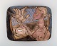Achiel Pauwels (f. 1932), Belgien. Unika fad i glaseret håndmalet keramik. Nøgen 
kvinde og due. Dateret 1974.
