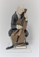 Bing & Grøndahl. Porcelænsfigur. Cellist. Model 2032. Højde 20 cm. (1 sortering)