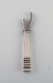 Georg Jensen Parallel / Relief. Bottle opener in sterling silver and stainless 
steel. Dated 1933-44.
