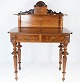 Dressing table/desk of walnut and decorated with carvings, in great antique 
condition from the 1880s.
5000m2 showroom.
