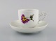 Antik Meissen kaffekop med underkop i håndmalet porcelæn med blomstermotiver. 
1800-tallet.

