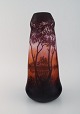 L'Art præsenterer: Daum Nancy, Frankrig. Stor antik vase i mundblæst kunstglas dekoreret med sølandskab og ...