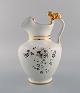 Antik Gustafsberg chokoladekande i porcelæn modeleret med løve på hanken. 
Håndmalede blomster og gulddekoration. Sent 1800-tallet.
