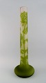L'Art præsenterer: Gigantisk Emile Gallé vase i matteret kunstglas med grønt overfang udskåret med motiver i ...