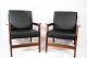 Et par hvilestole i poleret træ og sort klassisk læder af dansk design fra 
1960erne. 
5000m2 udstilling.