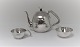 Dänisches Silber-Teeservice in Sterling (925). Bestehend aus Teekanne, 
Sahnekännchen und Zuckerdose. Höhe der Teekanne 11,5 cm. Graviertes JJ im 
Spiegelmonogramm.