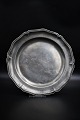 Decorative antique 1700 Century tin dish with wavy edge and a very fine patina. 
Dia.32cm.